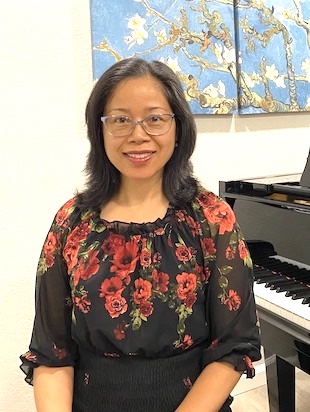 Islaya teaches keyboard and piano classes